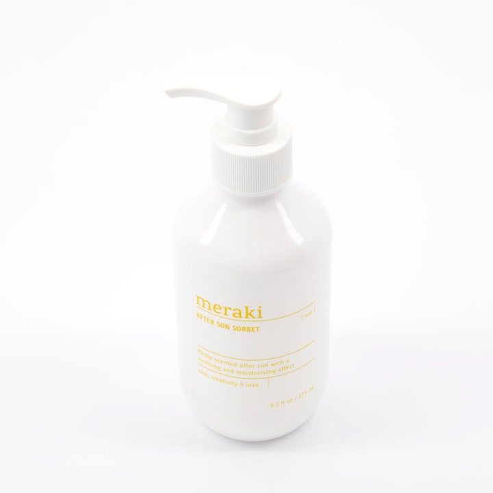 Meraki After Sun Sorbet 275 ml fuktighetsgivende aftersun i hvit flaske med hvit pumpe og gul etikett-tekst.