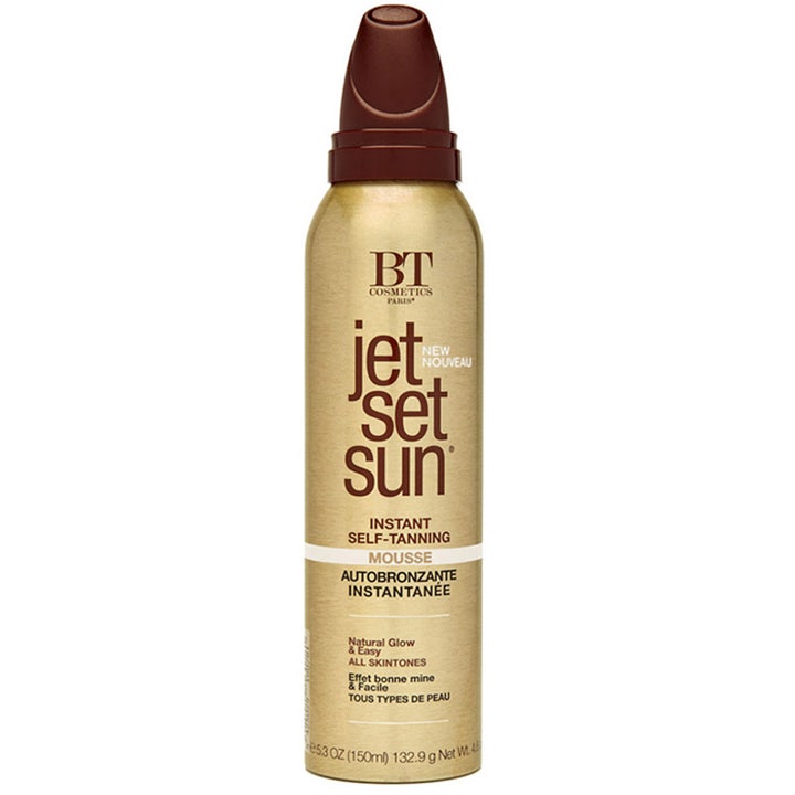 BT Cosmetics Paris Jet Set Sun Instant Self-Tanning Mousse 150 ml gir naturlig glød i gullfarget sprayflaske med brunt lokk.