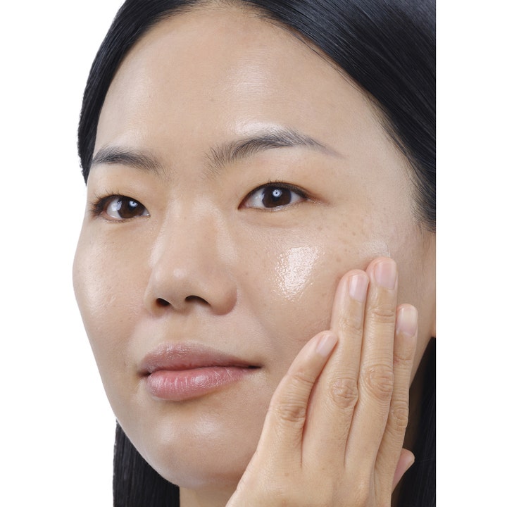 The Ordinary Squalane Cleanser 50 ml fuktighetsgivende ansiktsrens med oljeaktig tekstur som påføres på kinnet.