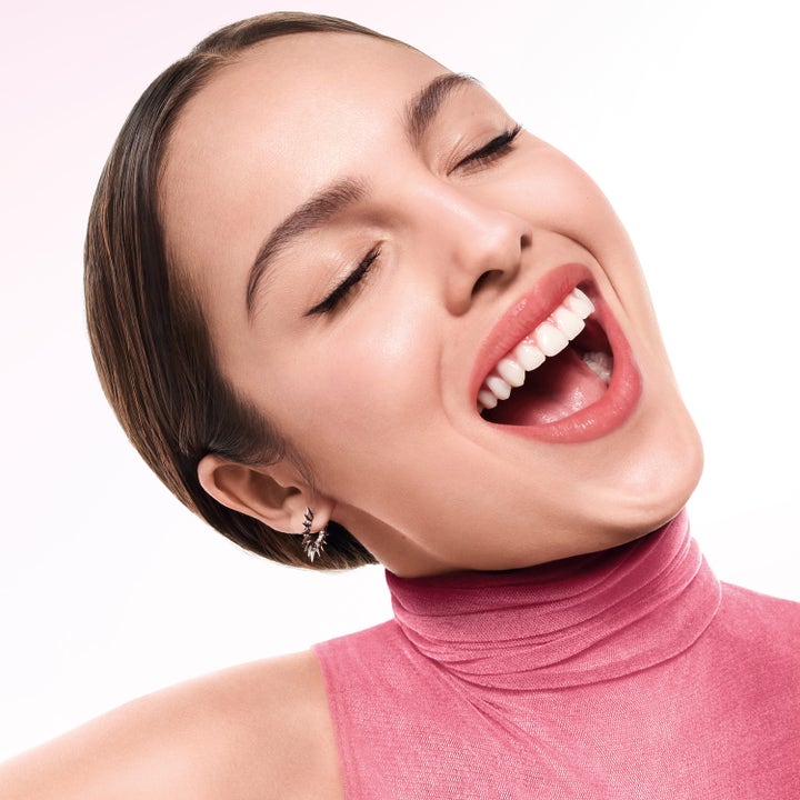 Lancôme Hydra Zen Anti-Stress Day Cream 30 ml beroligende dagkrem vist på smilende kvinne med glødende hud.