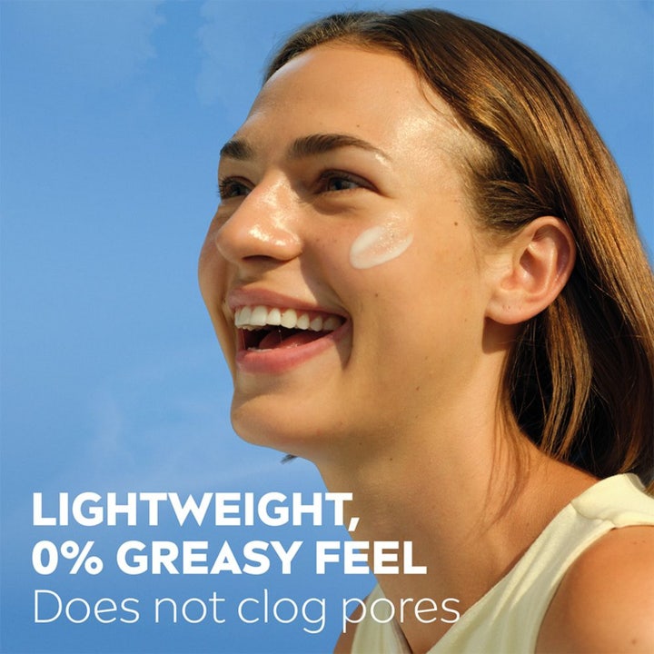 NIVEA UV Face Anti-Age Q10 Cream 40 ml solkrem for ansiktet påføres en smilende kvinne mot en blå himmel