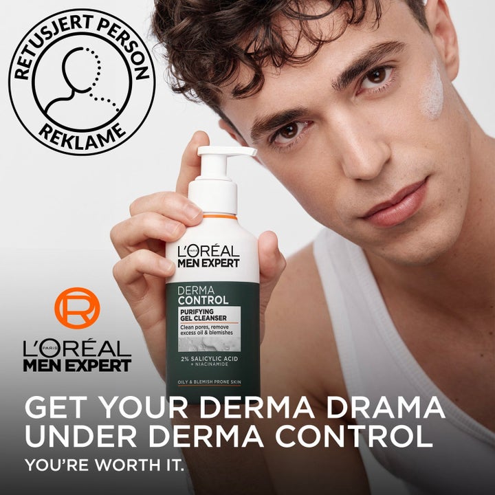 L'Oréal Paris Men Expert Derma Control 310 ml ansiktsrens mot fet hud vist av mann med pumpeflaske og mørkegrønn etikett