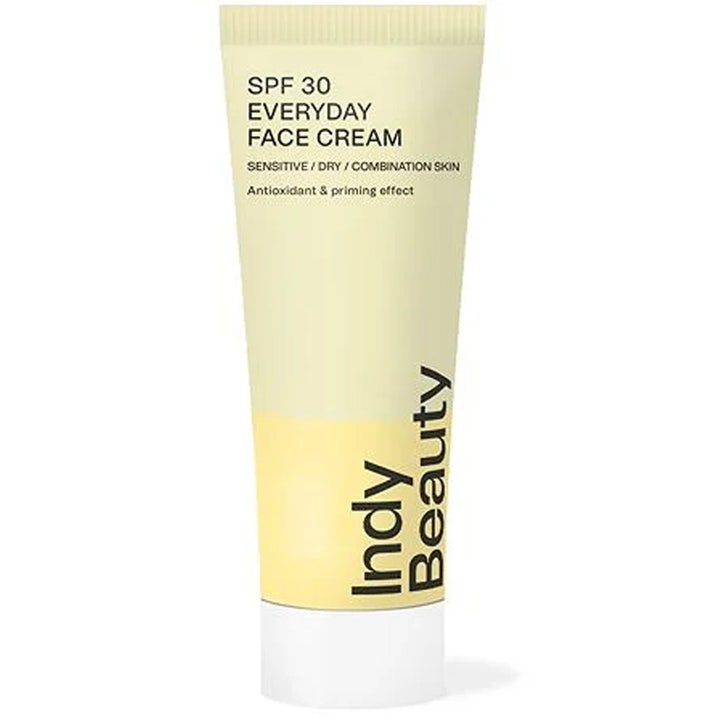 Indy Beauty SPF 30 Everyday Face Cream beskyttende ansiktskrem med priming-effekt i en lys gul tube med hvit kork.