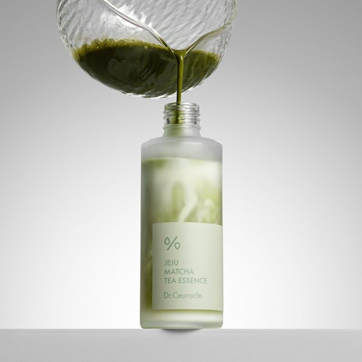 Dr. Ceuracle Jeju Matcha Tea Essence 150 ml beroligende toner der grønn te helles i en frostet glassflaske.