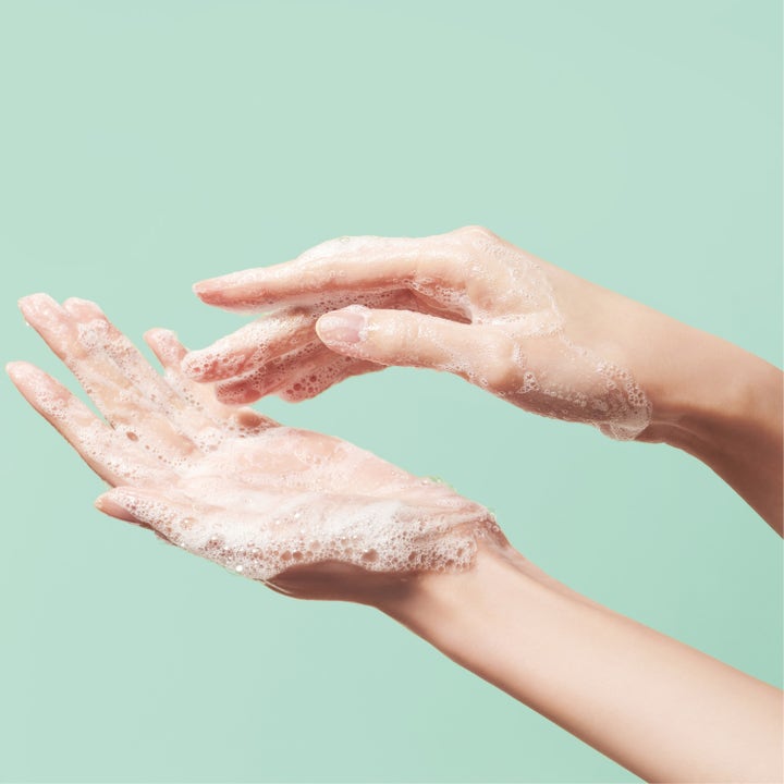 Make Prem Safe Me Oil To Foam Cleanser 200 ml ansiktsrens som skaper et mykt hvitt skum mellom to hender.