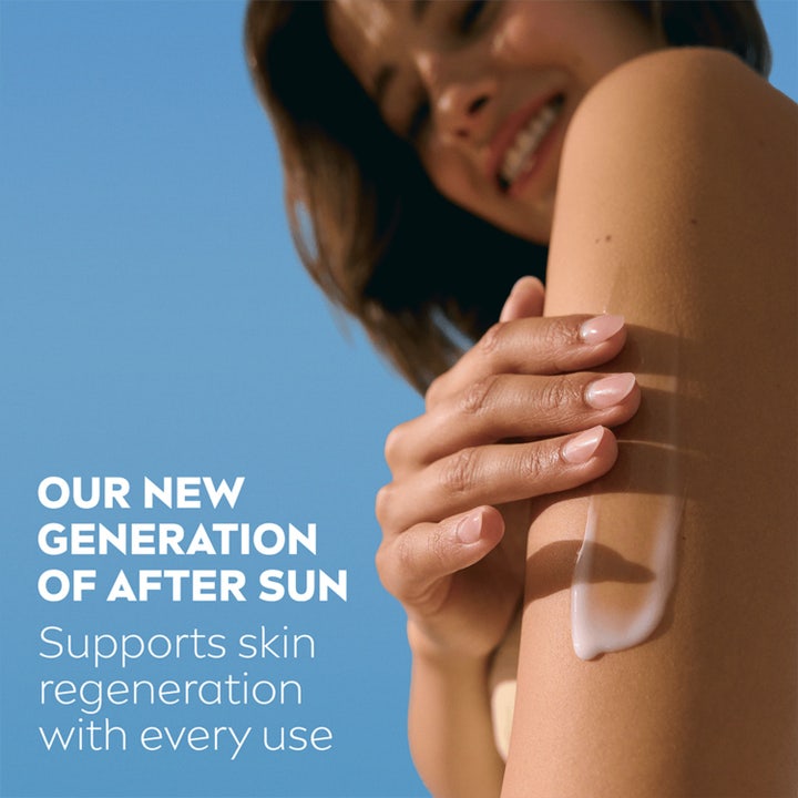 NIVEA After Sun Moisture Lotion 200 ml beroliger huden når hvit krem smøres ut på en arm mot blå himmel