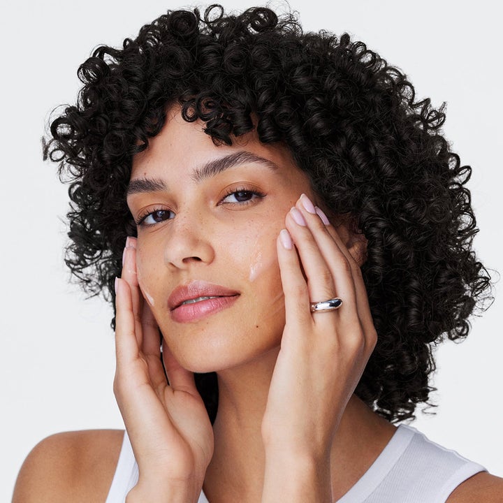 Clinique Moisture Surge 100H 65 ml fuktighetskrem påføres i ansiktet for å gi intens fuktighet og glød.