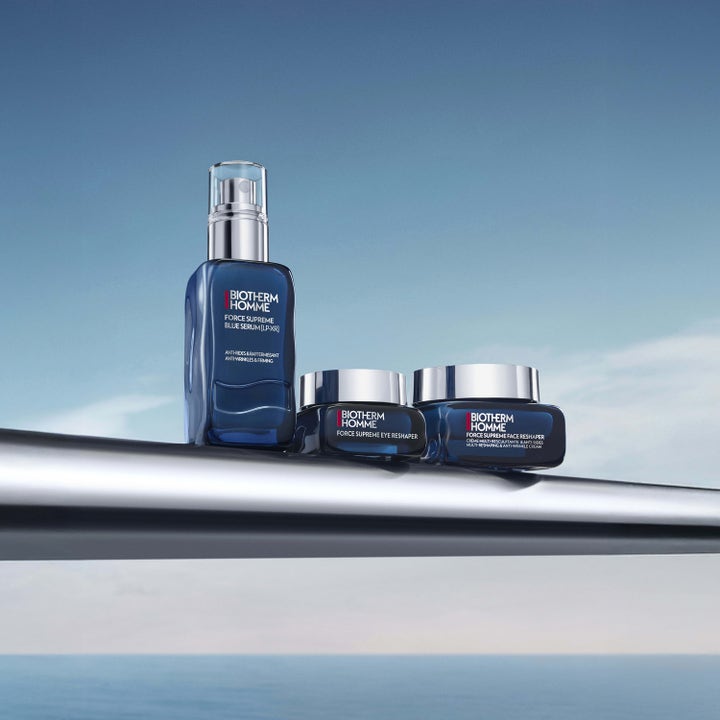 Biotherm Force Supreme Eye Reshaper 20 ml oppstrammende øyekrem i blå glasskrukke ved siden av serum og ansiktskrem