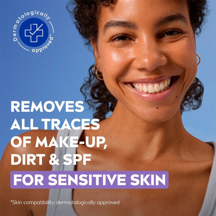 NIVEA Sensitive Cleansing Wipes 25 stk sminkefjerner for sensitiv hud vist med en smilende kvinne med ren hud