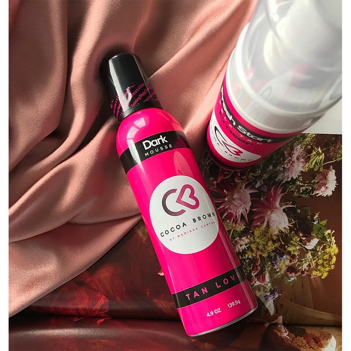 Cocoa Brown 1 Hour Tan Dark 150 ml selvbrunningsmousse gir dyp farge i rosa flaske på rosa silkestoff.