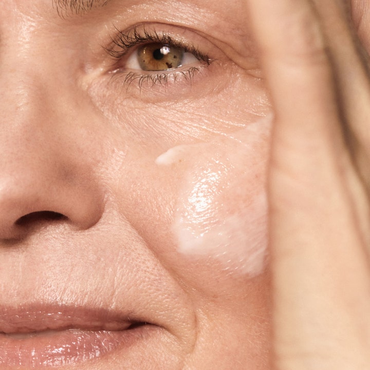 MÁDARA AGE PRO Renew Night Cream 50 ml nattkrem påføres moden hud for å gi glød og fuktighet.