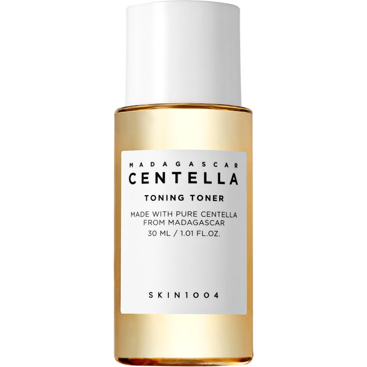 SKIN1004 Madagascar Centella Toning Toner 30 ml beroligende toner i klar flaske med gyllen væske og hvitt lokk