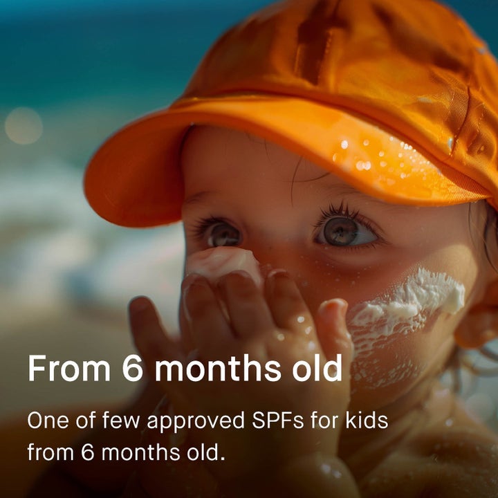 EVY Technology Sunscreen Mousse For Kids SPF50 Duo gir barn fra 6 måneder solbeskyttelse med hvit mousse på kinnene.