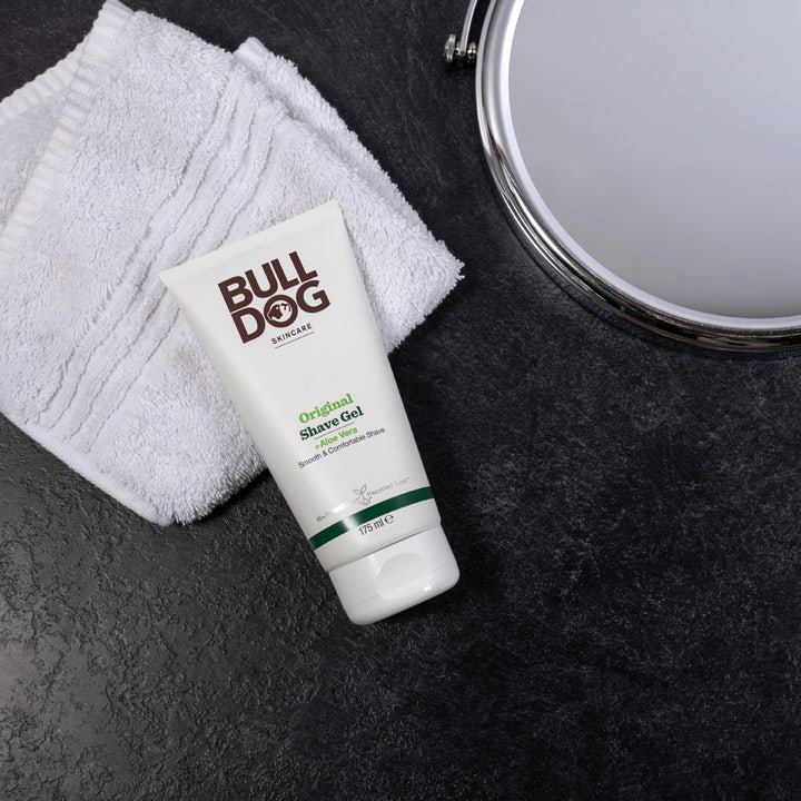 Bulldog Original Shave Gel 175 ml fuktighetsgivende rakegel i hvit tube ved et hvitt håndkle og speil