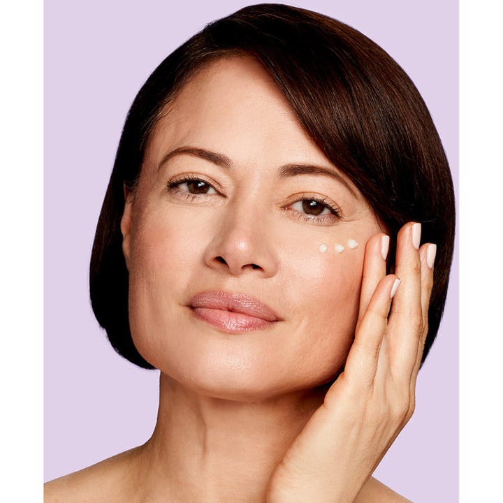 Exuviance Age Reverse Eye Contour 15 g øyekrem som påføres i små prikker under øyet på en kvinne