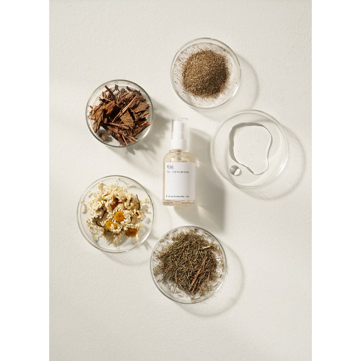 Mixsoon Calming Boosting Mist 50 ml beroligende ansiktsspray omgitt av naturlige planteingredienser i glasskåler