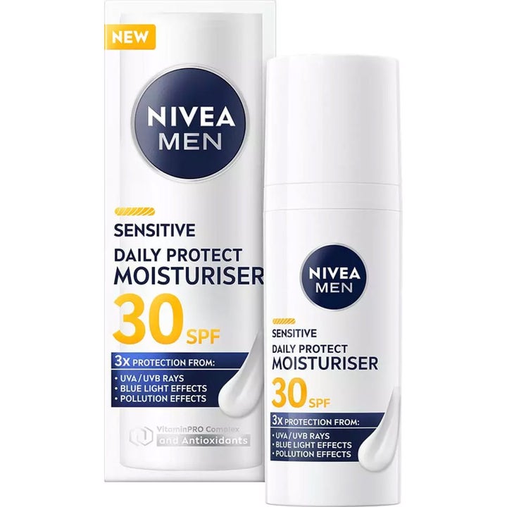 Nivea Men Sensitive Daily Protect Moisturiser SPF 30 ansiktskrem beskytter huden i hvit pumpeflaske og eske.