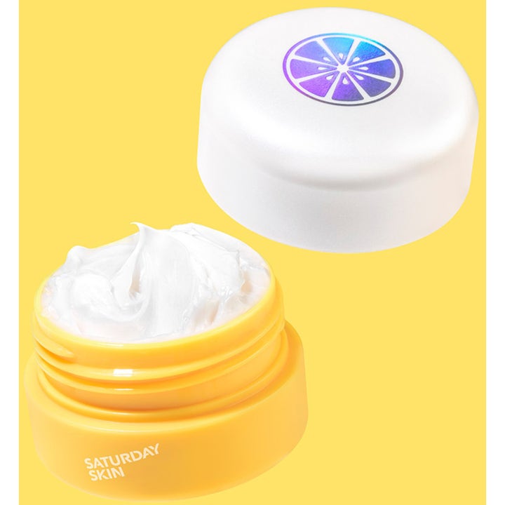 Saturday Skin Yuzu Vitamin C Bright Eye Cream 15 ml øyekrem i gul krukke med fyldig hvit tekstur og hvitt lokk