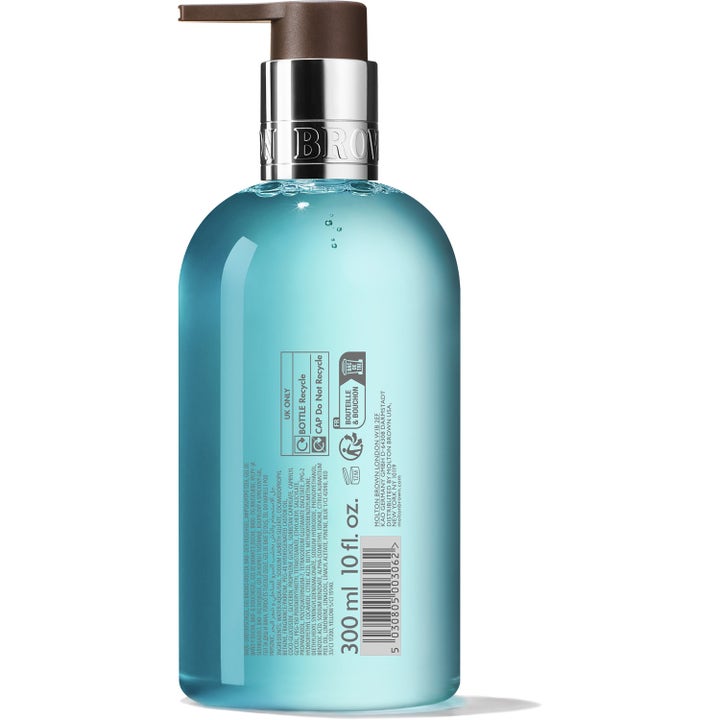 Molton Brown Coastal Cypress & Sea Fennel Hand Wash 300 ml handtvål i lyseblå flaske med ingrediensliste og strekkode