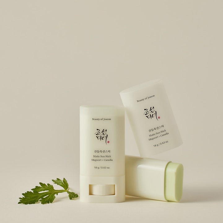 Beauty of Joseon Matte Sun Stick 18 g mattende solkrem i hvit hylse med lysegrønn stift og malurtblad
