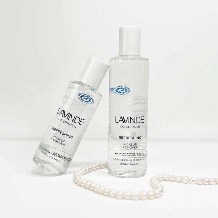 Lavinde Copenhagen Refreshing Micellar Water 250 ml oljefri makeupfjerner i klare flasker ved et perlehalskjede.