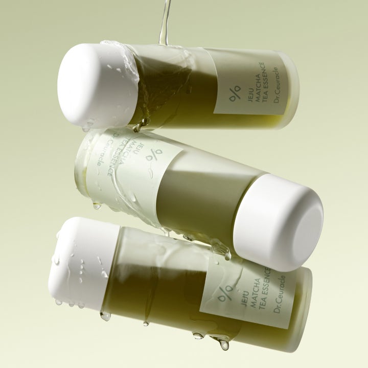 Dr. Ceuracle Jeju Matcha Tea Essence 150 ml fuktighetsgivende toner vist med tre flasker og friske vannsprut