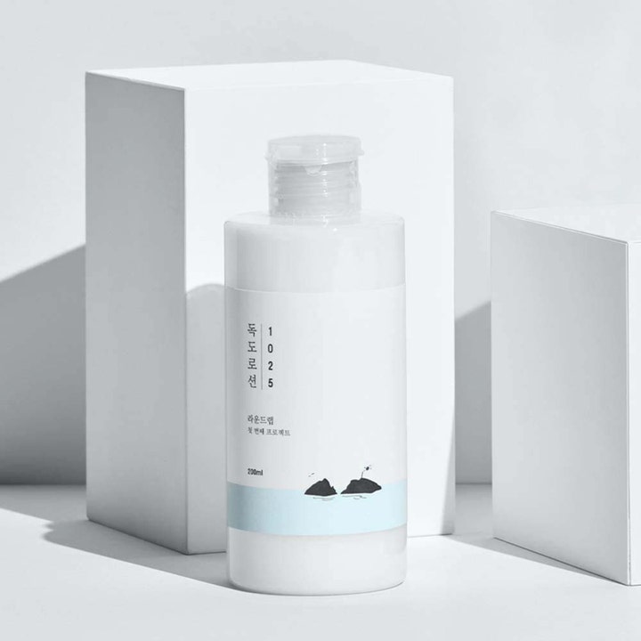 Round Lab 1025 Dokdo Lotion 200 ml fuktighetsgivende body lotion i hvit flaske med blått motiv