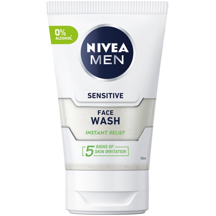 NIVEA MEN Sensitive Face Wash 100 ml beroligende ansiktsrens i hvit tube som motvirker tegn på hudirritasjon.