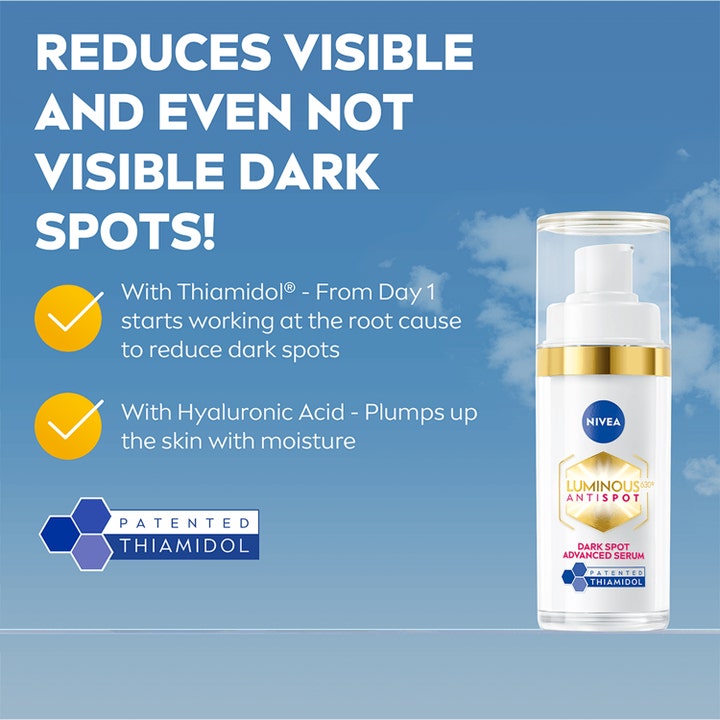 NIVEA Luminous630 Anti Dark-Spot Serum 30 ml mot pigmentflekker i hvit pumpeflaske mot blå himmelbakgrunn