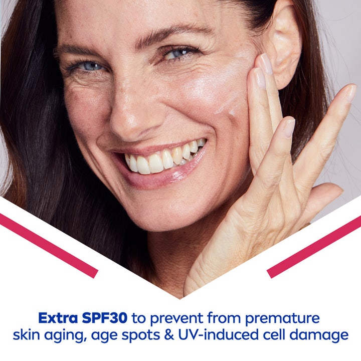 NIVEA Cellular Filler Elasticity Reshape Day Cream 50 ml gir glød til smilende kvinne med SPF30.