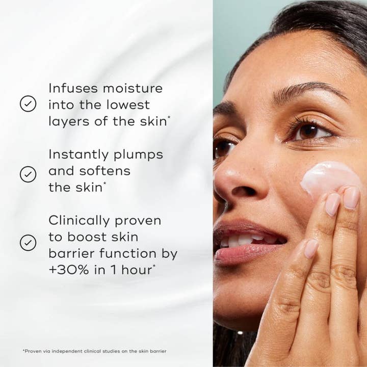 Medik8 Total Moisture Daily Facial Cream 50 ml dagkrem kvinne påfører hvit krem som styrker hudbarrieren.