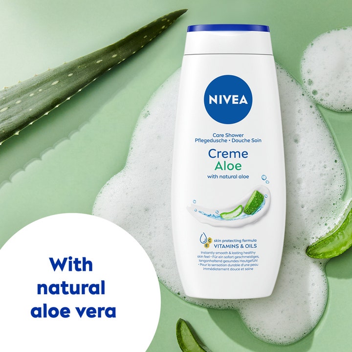 NIVEA Creme Aloe 250 ml fuktighetsgivende dusjsåpe i hvit flaske omgitt av friske aloe vera-blader og hvitt skum