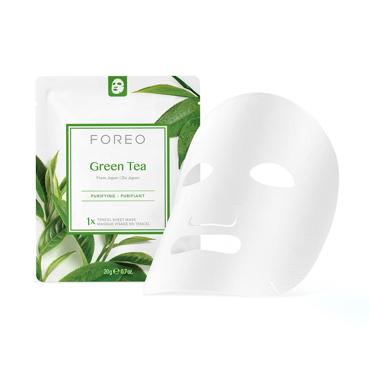 FOREO Farm To Face Green Tea 3 x 20 g rensende ansiktsmaske viser hvit sheetmaske og sachet med grønne teblader.