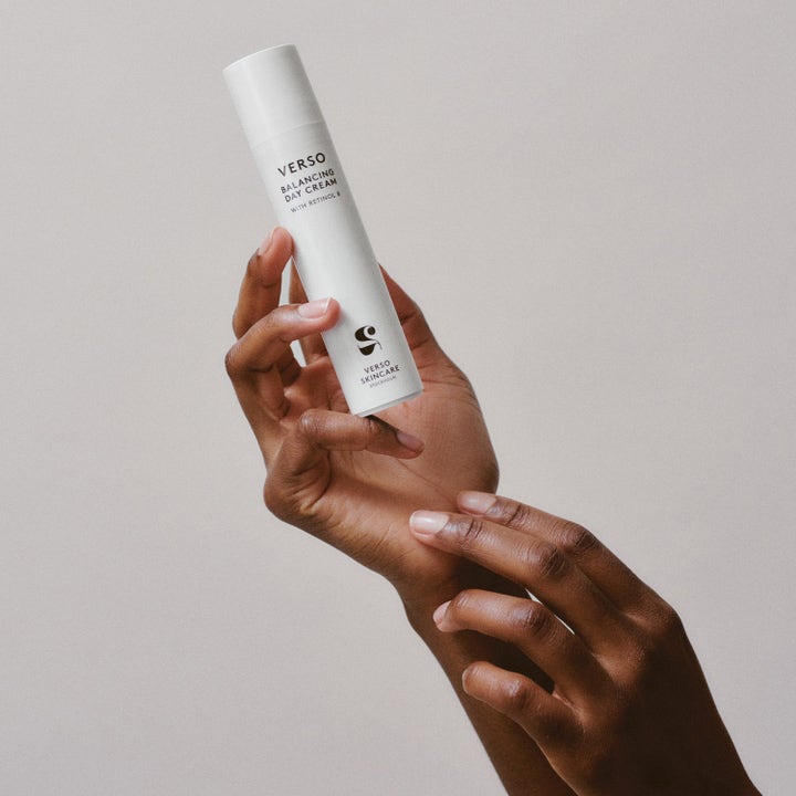 Verso N°2 Balancing Day Cream 50 ml balanserende dagkrem med retinol 8 i en hvit pumpeflaske holdt av hender