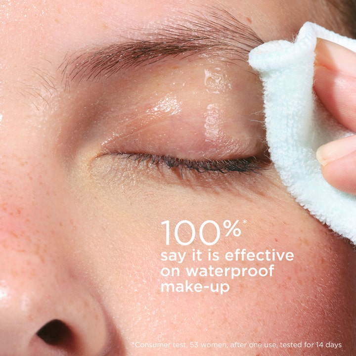 Clarins Instant Eye Make-Up Remover 125 ml sminkefjerner fjerner vannfast sminke vist med klut på øyet og 100% tekst.