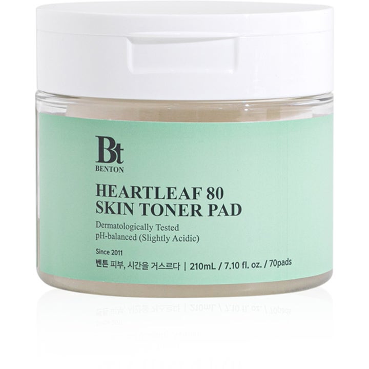 Benton Heartleaf 80 Skin Toner Pad 70 stk beroligende toner pads i en gjennomsiktig krukke med lysegrønn etikett.