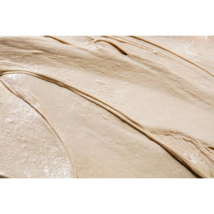 SKIN1004 Madagascar Centella Ampoule 100 ml beroligende serum med en fyldig og kremet beige tekstur i nærbilde