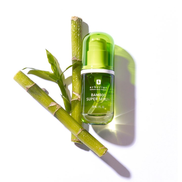 Erborian Bamboo Super Serum 30 ml fuktighetsgivende serum i grønn glassflaske ved siden av friske bambusstilker