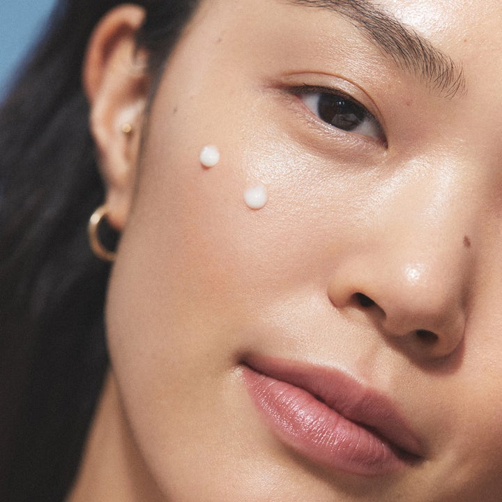 KORA Organics Plant Stem Cell Retinol Alternative Serum 10 ml påføres som hvite dråper på huden for økt glød