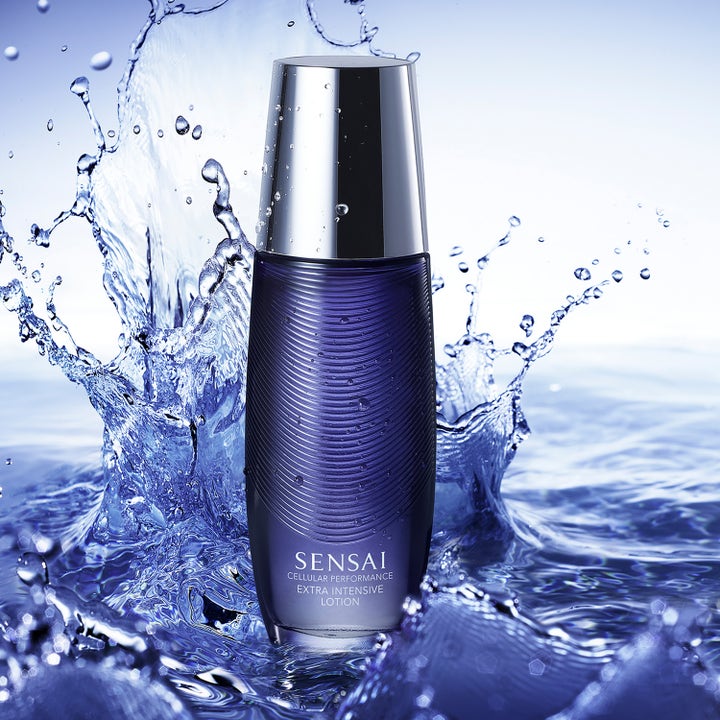 Sensai Cellular Performance Extra Intensive Lotion 125 ml fuktighetsgivende lotion i lilla riflet flaske med vannsprut