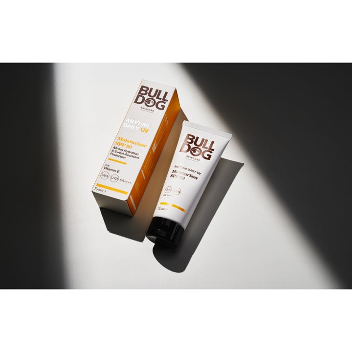 Bulldog Anytime Daily Moisturiser SPF 50 75 ml fuktighetskrem i hvit tube og oransje eske med vitamin E