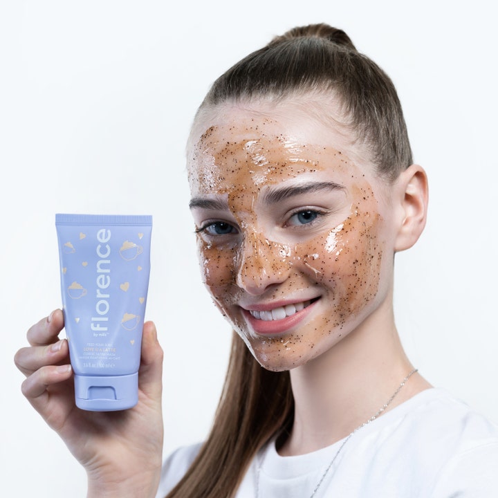 Florence by Mills Love U A Latte Coffee Mask 50 ml i lilla tube påført ansiktet som en eksfolierende maske