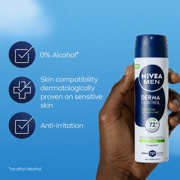 NIVEA Men Derma Control Sensitive 150 ml deo spray motvirker irritasjon og holdes i en hånd mot blå bakgrunn.