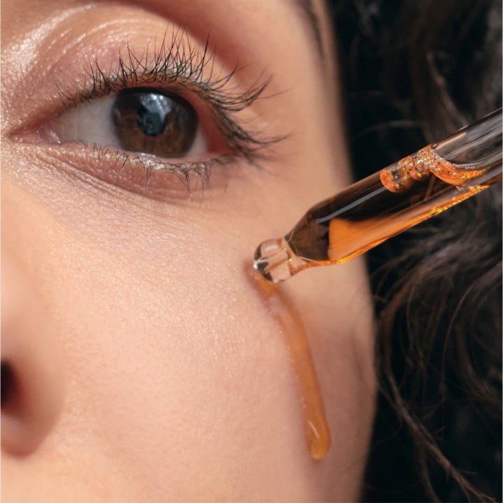 Jorgobé Bakuchiol Anti-Ageing Oil 30 ml antialdrende ansiktsolje med gyllen tekstur som påføres direkte på kinnet