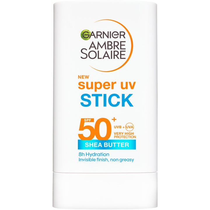 Garnier Ambre Solaire Super UV Stick SPF 50+ solstift med sheasmør i hvit forpakning med oransje og blå tekst.