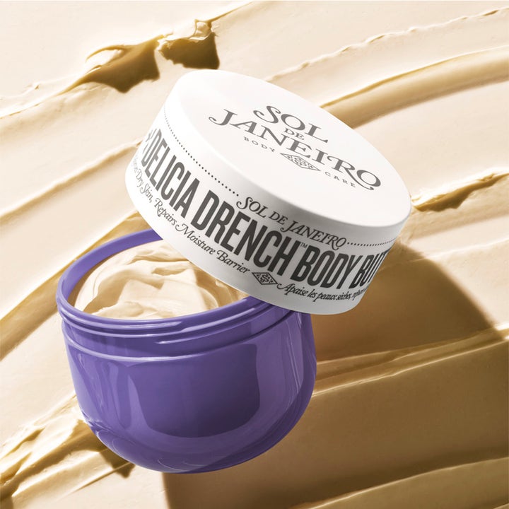 Sol de Janeiro Delicia Drench Body Butter 240 ml lilla krukke med fyldig krem som reparerer hudens fuktighetsbarriere