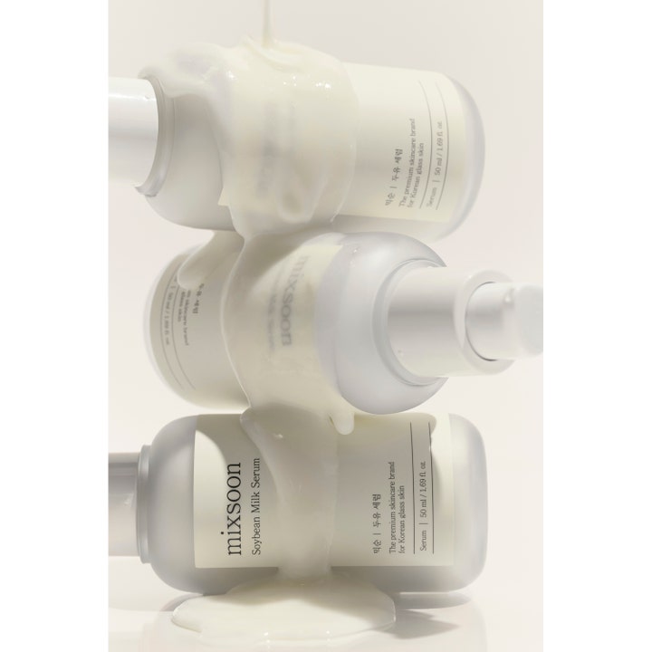 Mixsoon Soybean Milk Serum 50 ml fuktighetsgivende serum med en hvit melkeaktig tekstur over frostede glassflasker