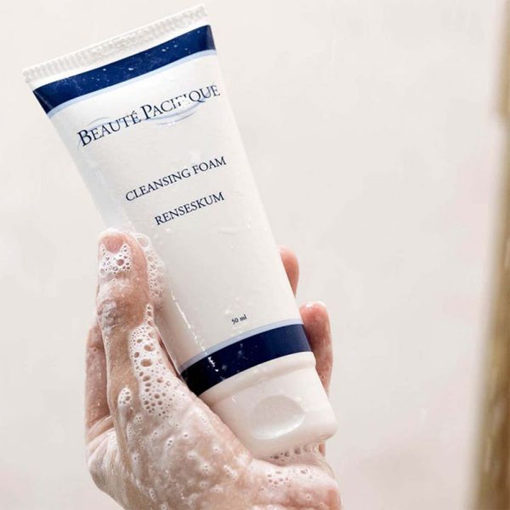Beauté Pacifique Cleansing Foam 150 ml renseskum i hvit tube som holdes av en hånd dekket i luftig hvitt skum.