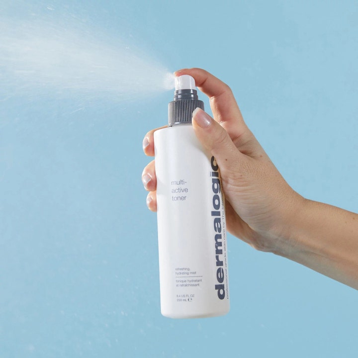 Dermalogica Multi-Active Toner 250 ml fuktighetsspray i hvit flaske som sprayes ut av en hånd