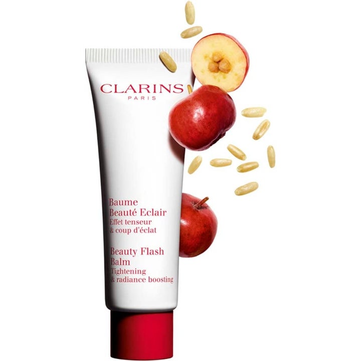 Clarins Beauty Flash Balm 50 ml ansiktskrem i hvit tube med rødt lokk omgitt av røde bær og korn